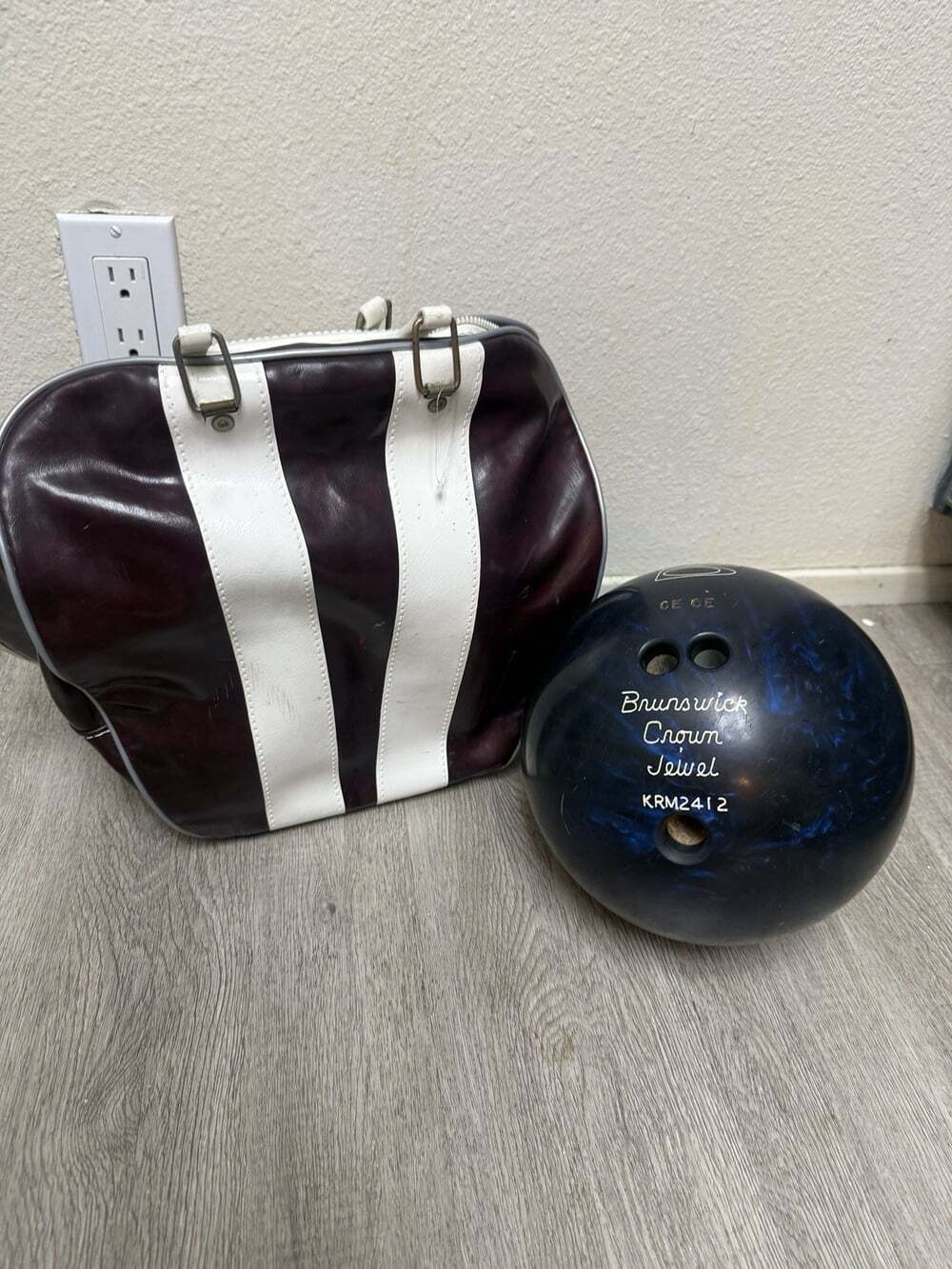 Brunswick Crown Bowling Ball 10 lb, blue CeCe ; w/ Vintage Carrying Bag